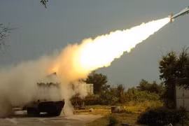 Ấn Độ thử thành công tên lửa phòng không Akash ở tầm cực thấp