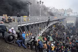 Ukraine: Quốc hội đòi rút quân đội khỏi Kiev, Nga cảnh báo nguy cơ đảo chính 