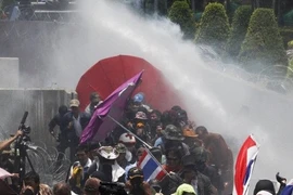 Cảnh sát Thái Lan bắn hơi cay vào người biểu tình chống chính phủ