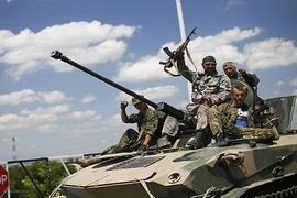 Donetsk tuyên bố thiết quân luật và thành lập quân đội hợp đồng 