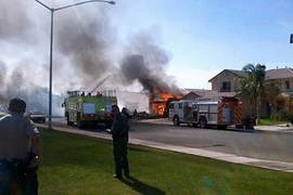 Máy bay chiến đấu AV-8B Harrier lao xuống làm cháy nhà dân