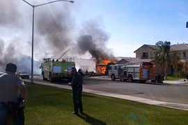Máy bay chiến đấu AV-8B Harrier lao xuống làm cháy nhà dân