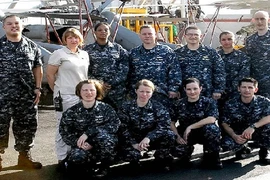 2 sỹ quan hải quân Mỹ bắt 19 lính nữ dùng tay không xúc phân