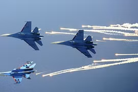 Tùy viên quân sự gần 100 nước dự cuộc thi phi công "Aviadarts 2014"