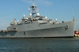 Mỹ diễn tập, tàu chiến Iran áp sát 