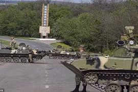 Tổng thống Putin đang đối mặt với áp lực đưa xe tăng vào Ukraine