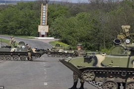 Tổng thống Putin đang đối mặt với áp lực đưa xe tăng vào Ukraine