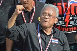 Lãnh đạo biểu tình Thái Lan xuống tóc đi tu