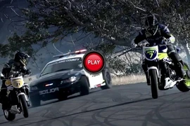 "Cuộc chiến" drift nóng bỏng giữa các tay đua và.. xe cảnh sát 