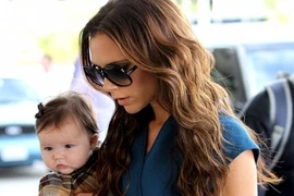 Hai mẹ con Harper và Victoria Beckham cực sành điệu ở sân bay Los Angeles