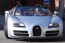 “Kẻ huỷ diệt” Arnold Schwarzenegger vi vu cùng Bugatti Veyron