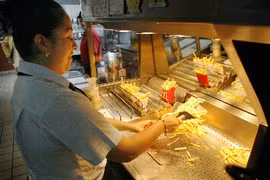 Cửa hàng McDonald đuổi trẻ con vì …ăn quá nhiều