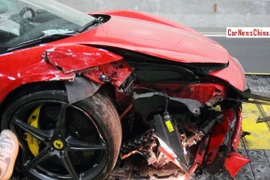 Ferrari 458 Spider “nát đầu” trong đường hầm