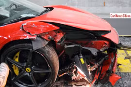 Ferrari 458 Spider “nát đầu” trong đường hầm