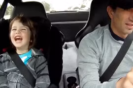 Nhóc tì cười sảng khoái khi được bố đưa đi học bằng Porsche 911