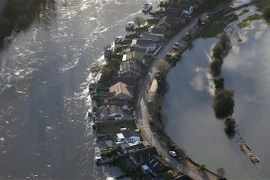 Thủ tướng Anh đích thân đến thăm các vùng bị mưa lụt khủng khiếp