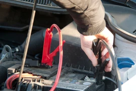 Những thủ thuật bảo vệ ắc-quy ô tô, xe máy trong ngày hè 