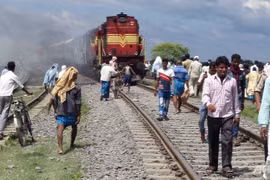 Tàu hỏa đâm vào đoàn khách hành hương, 37 người thiệt mạng