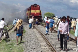 Tàu hỏa đâm vào đoàn khách hành hương, 37 người thiệt mạng