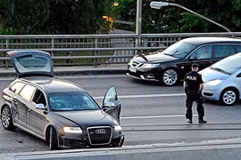 Đối đầu với xe tải - siêu xe ăn cướp Audi RS6 "tử nạn" 