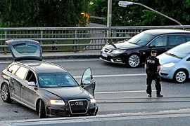 Đối đầu với xe tải - siêu xe ăn cướp Audi RS6 "tử nạn" 