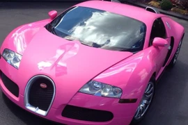 Sơn hồng siêu xe để tuyên truyền cho bệnh ung thư vú