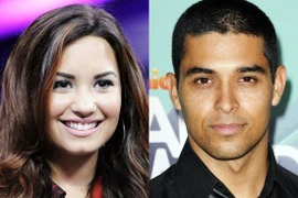Demi Lovato lại "khoá môi" Wilmer Valderrama trên phố