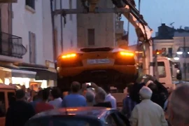 Lamborghini Aventador LP700-4 bị "bế đi" giữa phố