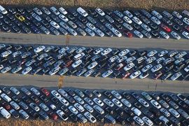 Hậu siêu bão Sandy, ôtô kín đặc sân bay Calverton