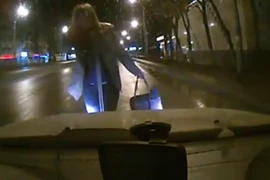 Màn kịch vụng của cô gái tự đâm đầu vào ô tô để “ăn vạ”