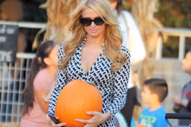 Paris Hilton lái siêu xe đi mua bí ngô