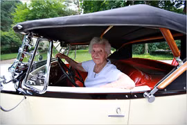 102 tuổi vẫn "ung dung" lái xế cổ