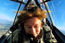 Cụ bà 71 tuổi vẫn bắn súng, nhảy dù, bắt cá sấu như phim hành động