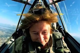 Cụ bà 71 tuổi vẫn bắn súng, nhảy dù, bắt cá sấu như phim hành động