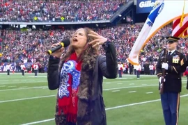 Màn diễn Quốc ca Mỹ của Steven Tyler bị chỉ trích