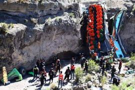 Xe buýt lao xuống vực, hàng chục hành khách thiệt mạng