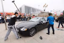 Đại gia thuê người đập nát siêu xe Maserati 8.8 tỉ đồng