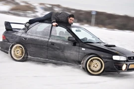 Điên rồ... trèo lên nóc xe khi đang drift