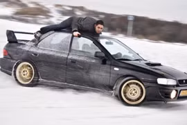 Điên rồ... trèo lên nóc xe khi đang drift