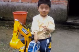 Trung Quốc: Mẹ ép con uống xăng để trả thù bố