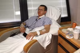 Sống sót thần kì sau khi bị cưa xích găm vào cổ