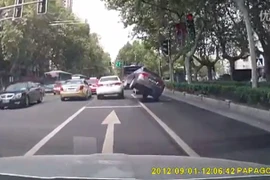 Honda Civic lật ngửa giữa phố, sau cú đụng nhẹ