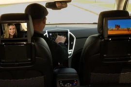 Cadillac tung ra “gói giải trí ghế sau” cho SRX 2013