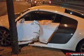 Tai nạn khi đua tốc độ, Audi R8 V10 lao vào cột điện