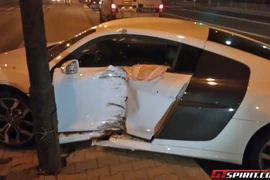 Tai nạn khi đua tốc độ, Audi R8 V10 lao vào cột điện