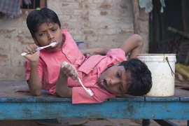 Cặp sinh đôi dính liền vẫn có thể tự ăn, mặc, chơi thể thao