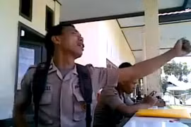 Sỹ quan cảnh sát bị thôi việc vì... hát nhép "mua vui" cho đồng nghiệp