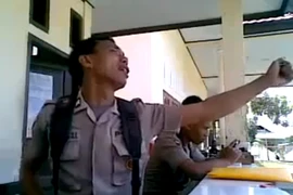 Sỹ quan cảnh sát bị thôi việc vì... hát nhép "mua vui" cho đồng nghiệp