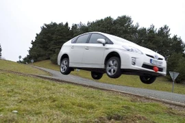 Toyota nghiên cứu xe có thể chạy lơ lửng trên mặt đất 