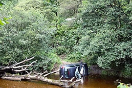 Giải cứu ông cụ 77 tuổi, mắc kẹt 3 ngày trong ôtô bị lật